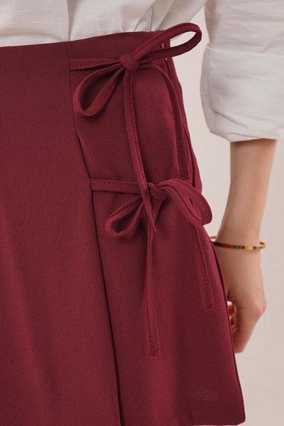 Butik Fusta mini scurtă burgundă cu pliuri în față și detaliu de legare laterală
