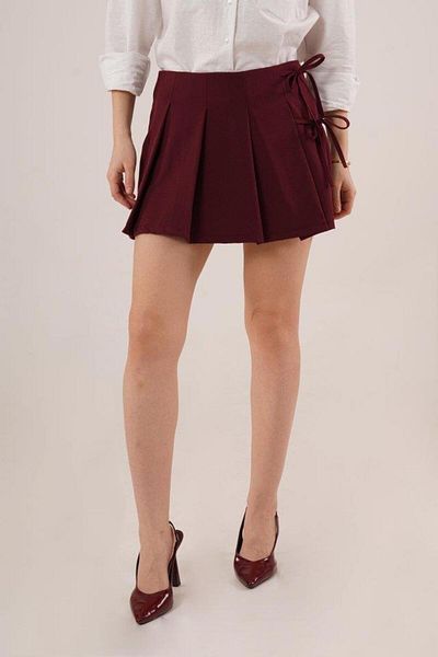 Butik Fusta mini scurtă burgundă cu pliuri în față și detaliu de legare laterală