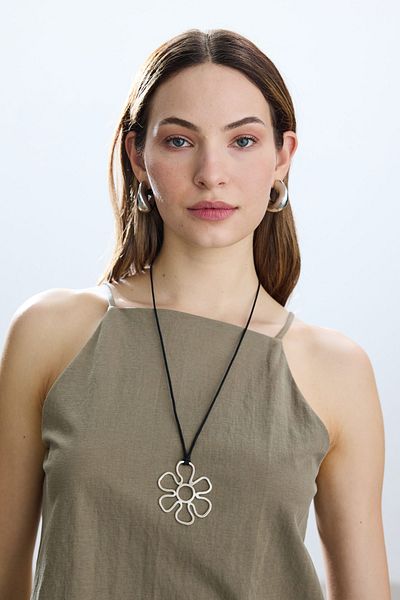 BE BLUE Silver Flower Necklace