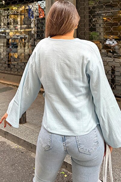 NEW LAVİVA Baby Blue γυναικεία μπλούζα - Διπλό γιακά, σταυρωτό δέσιμο, μανίκια Flare, χαλαρή μουσελίνα