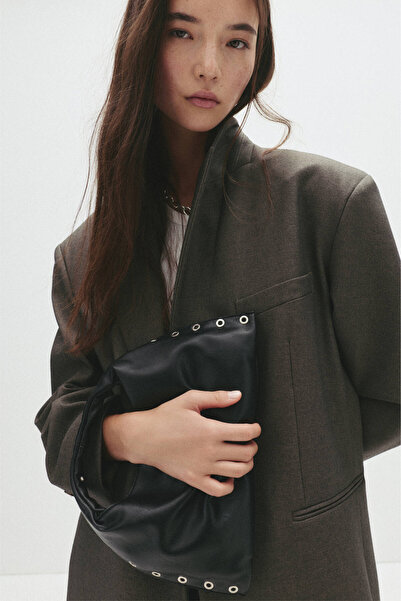 Pull & Bear Zımba detaylı el çantası