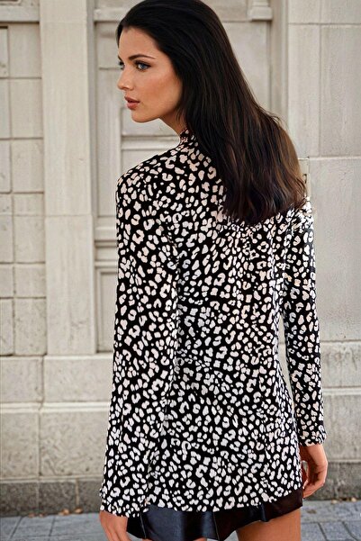 NEW LAVİVA Κομψή μπλούζα με μαύρη στάμπα και λεπτομέρεια γιακά με γραβάτα