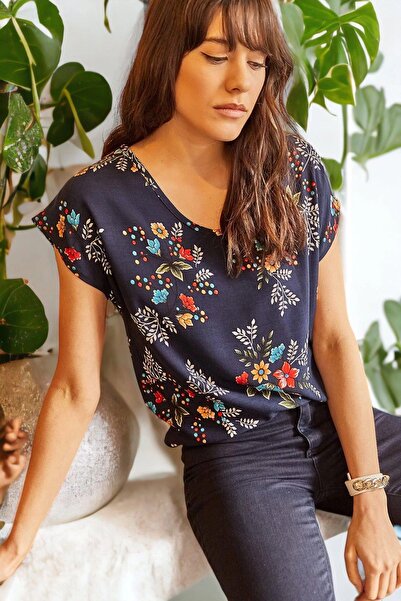 NEW LAVİVA Kadın Lacivert Çiçek Desenli Kısa Kollu V Yaka Rahat Bluz Büyük Be...