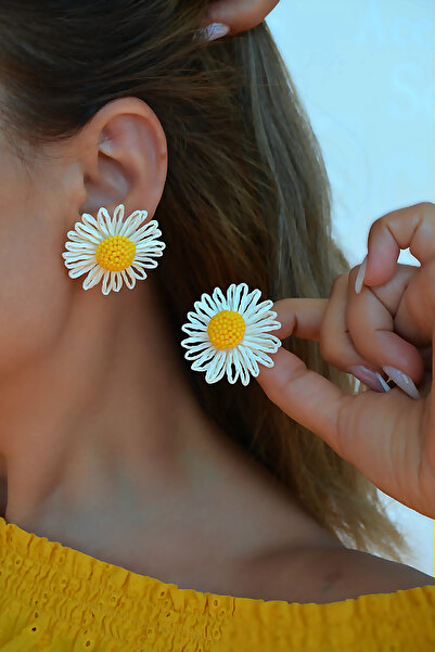 Sacce Scarves&Accessories أقراط ديزي من القش محبوكة يدويًا – إكرو وأصفر