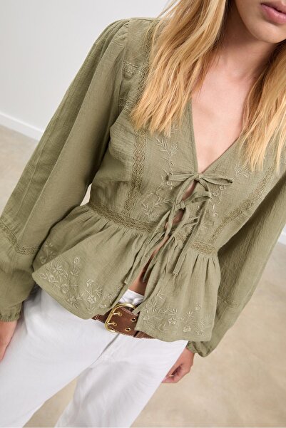 Stradivarius Bağlamalı Nakışlı Dökümlü Bluz
