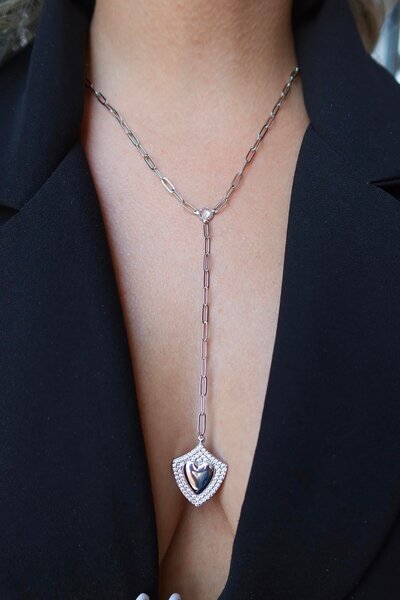 TAKIŞTIR قلادة على شكل قلب فضي اللون مع تفاصيل حجرية على شكل حرف Y