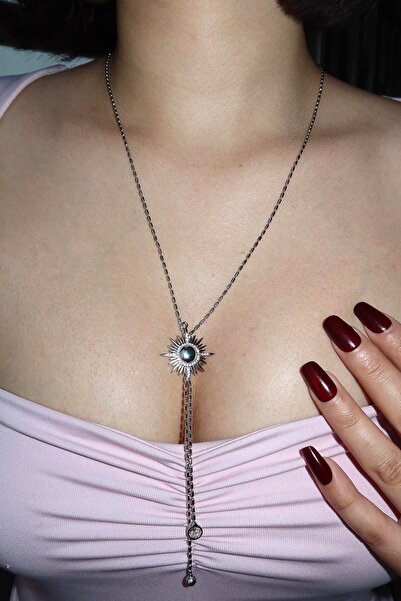 TAKIŞTIR قلادة على شكل حرف Y باللون الفضي مع تفاصيل حجر الشمس