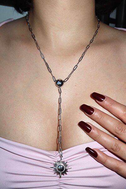 TAKIŞTIR قلادة على شكل حرف Y باللون الفضي مع تفاصيل حجر الشمس