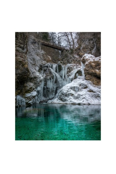 OEM Tablou Canvas, 'Cascade inghetata sub pod rustic'