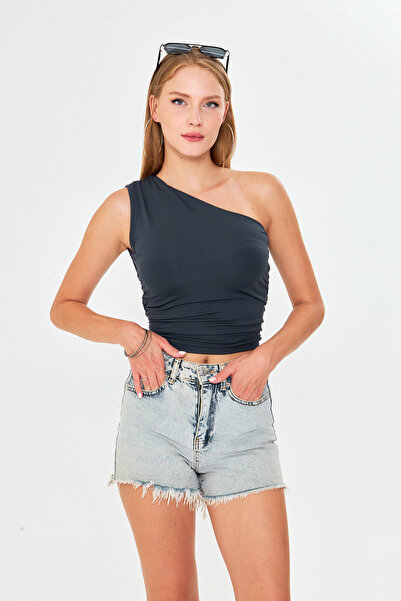 FLAMOVA ΜΠΛΟΥΖΑ ΒΑΣΙΚΗΣ ΓΡΑΜΜΗΣ ΜΕ ΜΟΝΟ ΩΜΟ ΚΑΙ ΛΕΠΤΟΜΕΡΗ ΣΧΕΔΙΑΣΜΟ ΣΤΟ ΠΛΑΪ