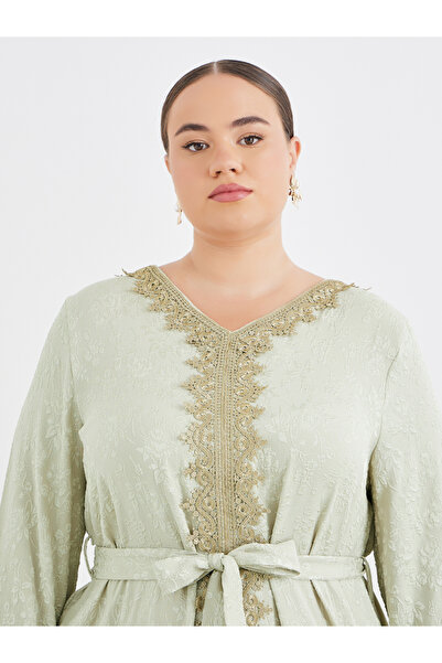 Styli Plus Green Jacquard Kaftan with Lace Trim