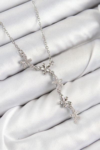 Skygo قلادة نسائية من الفولاذ 316L مرصعة بحجر الزركون على شكل زهرة فضية اللون...