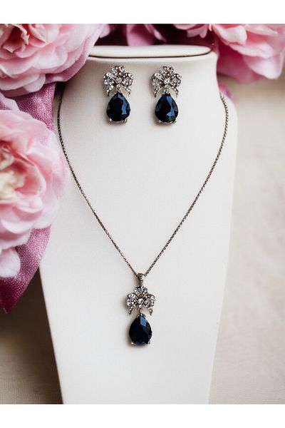 FAYRA ACCESSORIES طقم أقراط وقلادة على شكل فيونكة من حجر الزركون