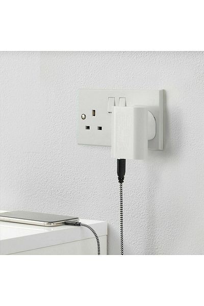 IKEA شاحن KOPPLA بثلاثة منافذ USB بمقبس المملكة المتحدة لجميع الهواتف الذكية والأجهزة اللوحية، باللون الأبيض
