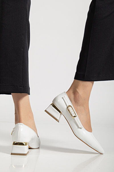 Dubais Shoes Κομψά γυναικεία παπούτσια με χαμηλό τακούνι 4 εκ. με κλειστή πλάτη και χρυσή αγκράφα στο πλάι