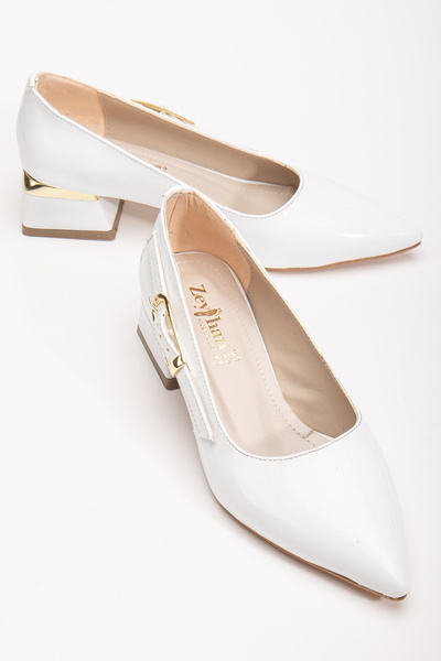 Dubais Shoes Κομψά γυναικεία παπούτσια με χαμηλό τακούνι 4 εκ. με κλειστή πλάτη και χρυσή αγκράφα στο πλάι