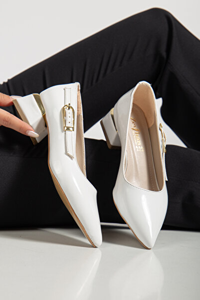 Dubais Shoes Κομψά γυναικεία παπούτσια με χαμηλό τακούνι 4 εκ. με κλειστή πλάτη και χρυσή αγκράφα στο πλάι