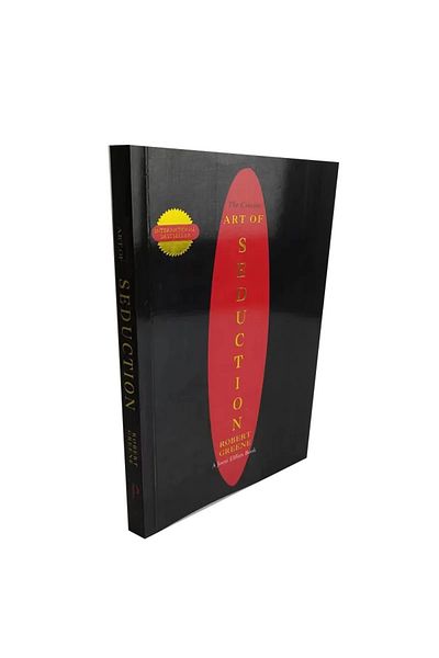 Choice كتاب واحد بعنوان فن الإغواء لروبرت جرين، كتاب الأكثر مبيعًا عالميًا، غلاف ورقي باللغة الإنجليزية