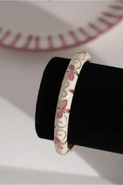 AŞIK ACCESSORIES White Floral Enamel Handcuff Bracelet