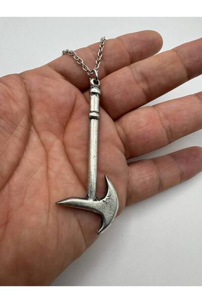 Yuchicly قلادة على شكل سيف الحرب - إكسسوار قوطي للرجال والنساء مطلي بالزاماك