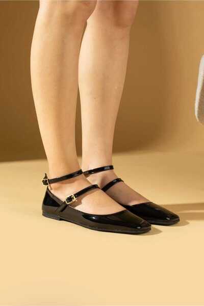 BERASHOES حذاء باليه نسائي بأشرطة