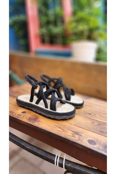 Shero shoes صندل Bless ذو الحبل الأسود من القش