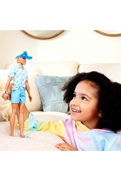 Barbie ® Bebek ve Aksesuarlar Deniz şortu ve plaj temalı aksesuarları olan sarışın Ken® bebek HPL74