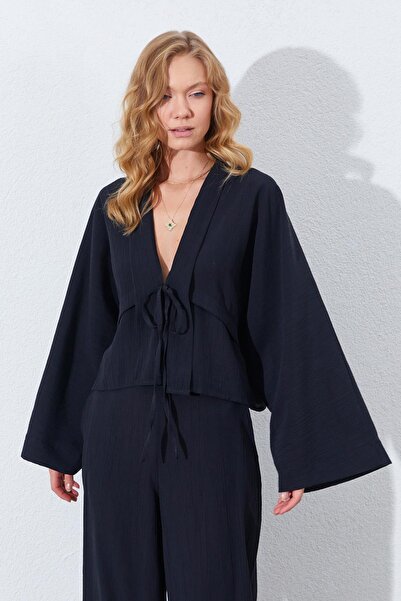 TENA Γυναικεία μαύρη φαρδιά μπλούζα με βολάν μπροστά και φαρδιά μανίκια