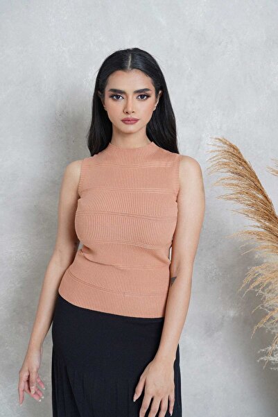 mica بلوزة نسائية بقصّة سادة وخطوط جريئة ورقبة مستديرة