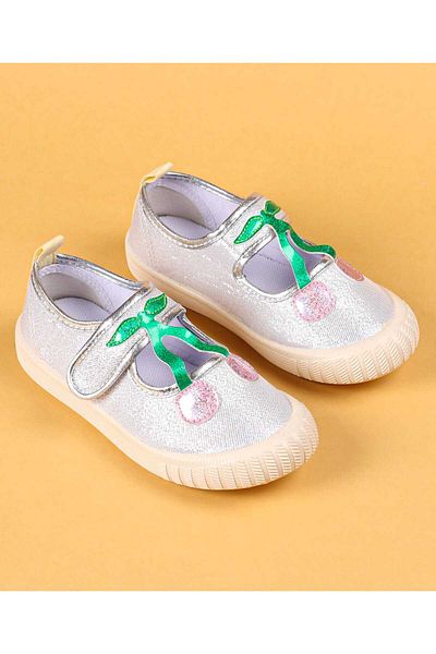 Cute Walk by Babyhug حذاء كاجوال بتصميم Cute Walk من Babyhug مزود بشريط فيلكرو وتطريز كرزي - فضي
