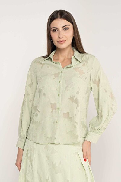 mica قميص مزهر بأكمام طويلة وأزرار