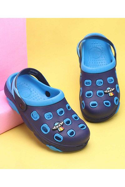 Pine kids قباقيب بحزام خلفي للإغلاق وتطريز UFO - أزرق سماوي وأزرق