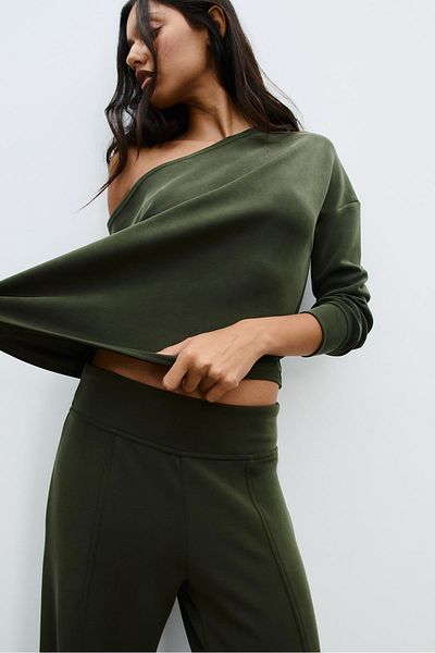 Stradivarius سويت شيرت ناعم الملمس ذو أكتاف مكشوفة