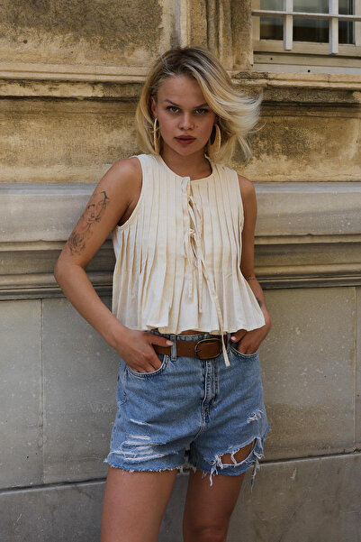 VAGGON Γυναικεία κρεμ πλισέ μπλούζα με λεπτομέρεια με κορδόνια Vs00621