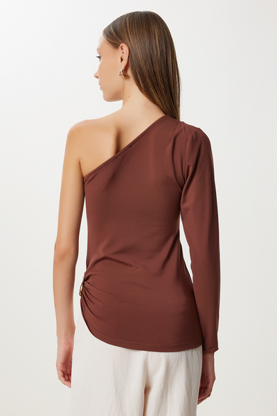 Happiness İstanbul Γυναικεία Καφέ Μπλούζα με έναν ώμο με χρυσά αξεσουάρ Sandy ZV00342