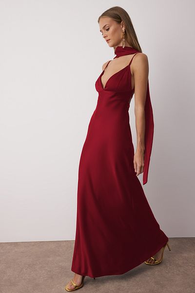 Trendyol Collection Червена шал с детайли от сатенена тъкан Макси вечерна рокля за бала TPRSS25EL00312