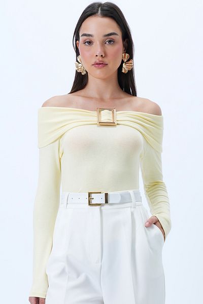 Trend Alaçatı Stili Bluză tricotată din lycra cu textura moale, galben unt, guler Madonna, cu detaliu de cataramă ALC-X14300