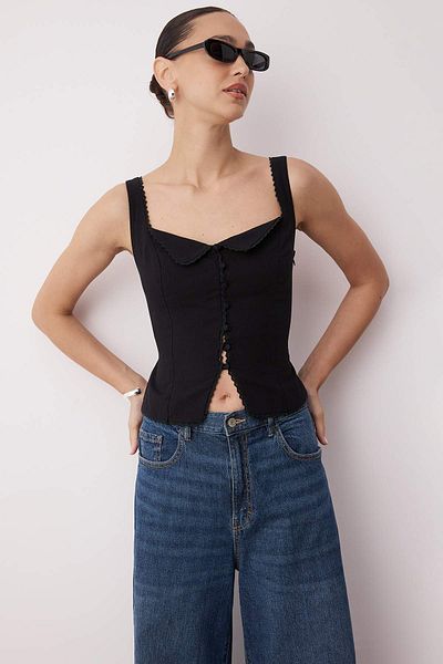 Trendyol Collection Μαύρη εφαρμοστή μπλούζα με λουράκι TWOSS25BZ00553