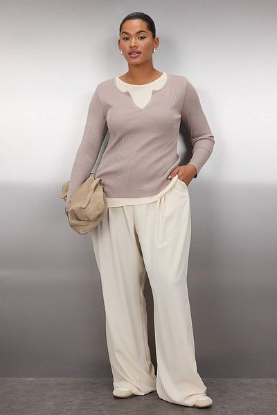 Trendyol Curve Beigefarbener, doppellagiger, gerippter Strickpullover TBBAW26AN00017