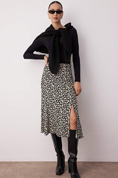 Trendyol Collection Чорна ткана спідниця міді з віскозної тканини з квітковим візерунком і розрізом TWOSS20ET0230