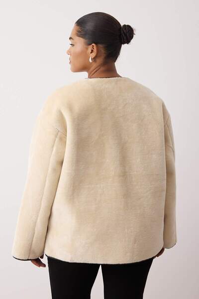 Trendyol Curve Ecru Oversize Fit βελούδινο παλτό μεγάλου μεγέθους TWOAW26AW00001