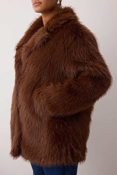 Trendyol Curve Ειδική συλλογή Καφέ Γούνα Μεγάλο Μέγεθος Μονόχρωμο Κλείσιμο Oversize Midi Παλτό TWOAW26DD00000