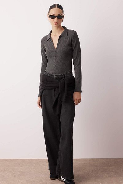 Trendyol Collection Ανθρακί με υφή Polo γιακά με φερμουάρ που ταιριάζει στο σώμα ελαστική πλεκτή μπλούζα TWOAW26BZ00039