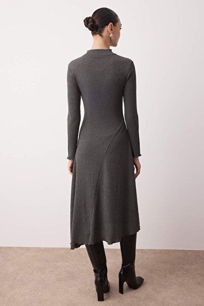 Trendyol Collection Antracitová asymetrická sukne s detaily lemovaného stojatého límce Flexibilní rovné maxi pletené šaty TWOAW26EL00022