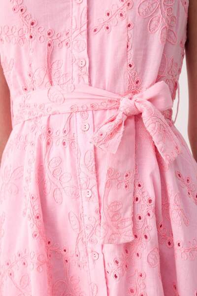 Kolekcia Trendyol Roztomilé krátke / mini tkané šaty s ružovým detailom zaväzovania TWOSS25EL00897