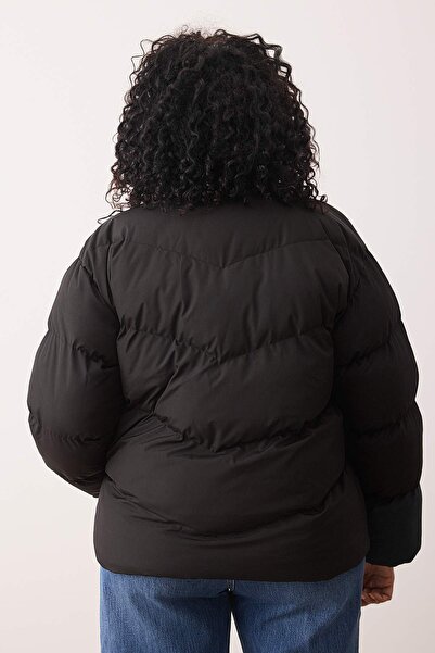 Trendyol Curve Μαύρο κανονικό σχήμα Αποβουλικό φουσκωτό παλτό μεγάλου μεγέθους TWOAW26AW00007