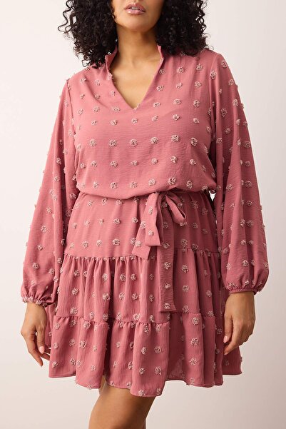 Trendyol Curve Różowa sukienka mini plus size z dekoltem w serek i bufiastymi rękawami, pomponami i paskiem TBBAW25AH00053