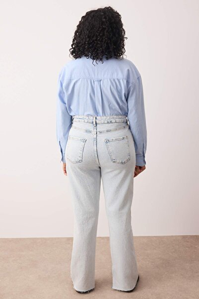 Trendyol Curve Blugi cu talie înaltă, albastru deschis, cu detaliu de fante, cu croiala evazată, mărime mare TBBAW26CJ00000