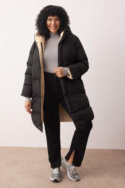 Trendyol Curve Μαύρο διπλής όψης κανονική εφαρμογή με κουκούλα αδιάβροχο μακρύ φουσκωτό παλτό μεγάλου μεγέθους TWOAW26AW00006