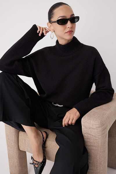 Trendyol Collection Black Alpaca Wool Blended Premium Yarn/Special Yarn Wide Fit Basic Knitwear Sweater Twoaw26Kz00079